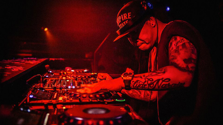 DJ Plays at Marquee Nightclub New York City