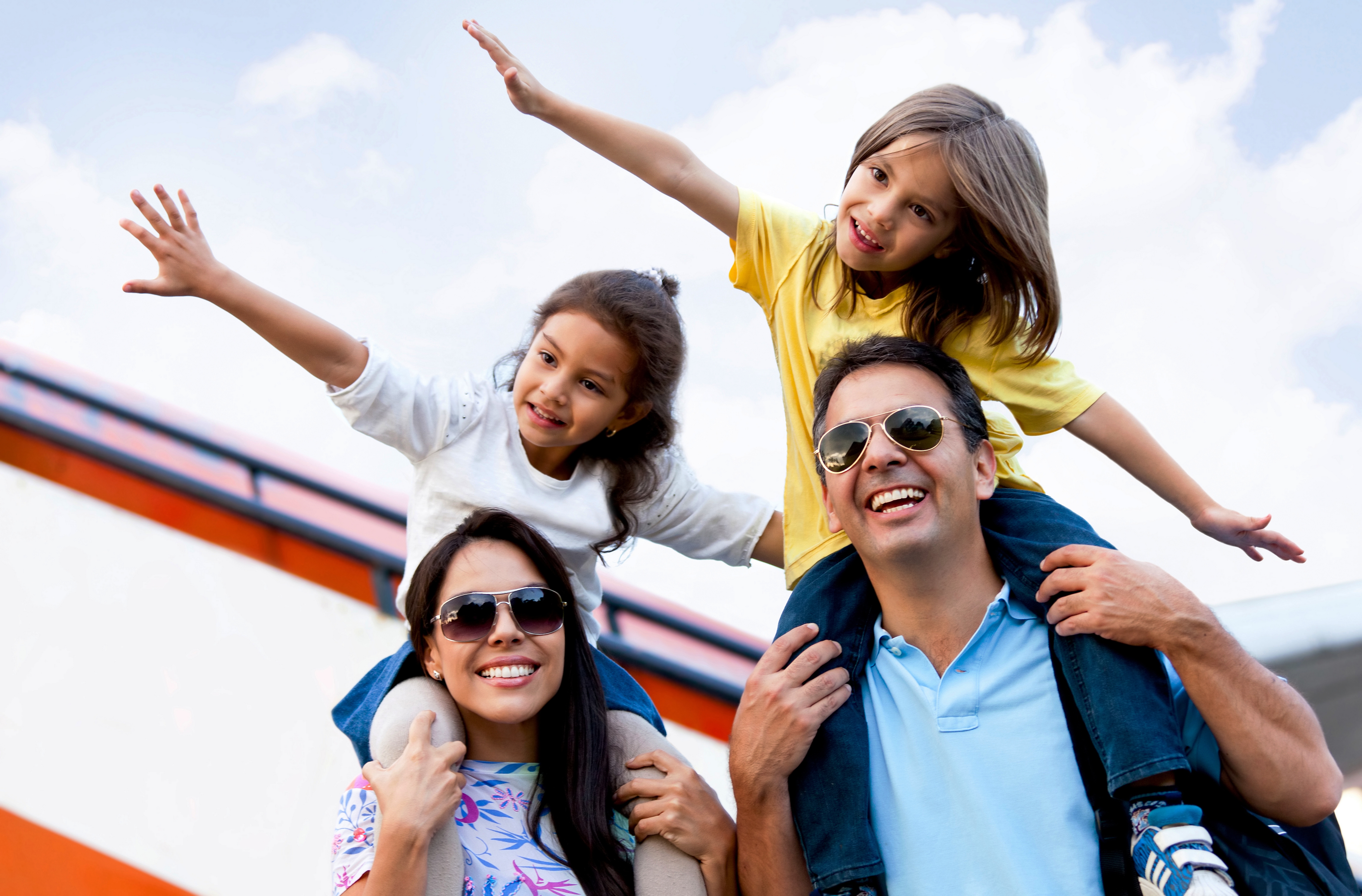 Tourist holiday. Семья путешествует. Дети путешественники. Путешествие с детьми. Путешествие с семьей.