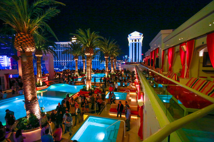 Drai S Yacht Club Takes The Night Pool Party To A Whole New Level Galavantier